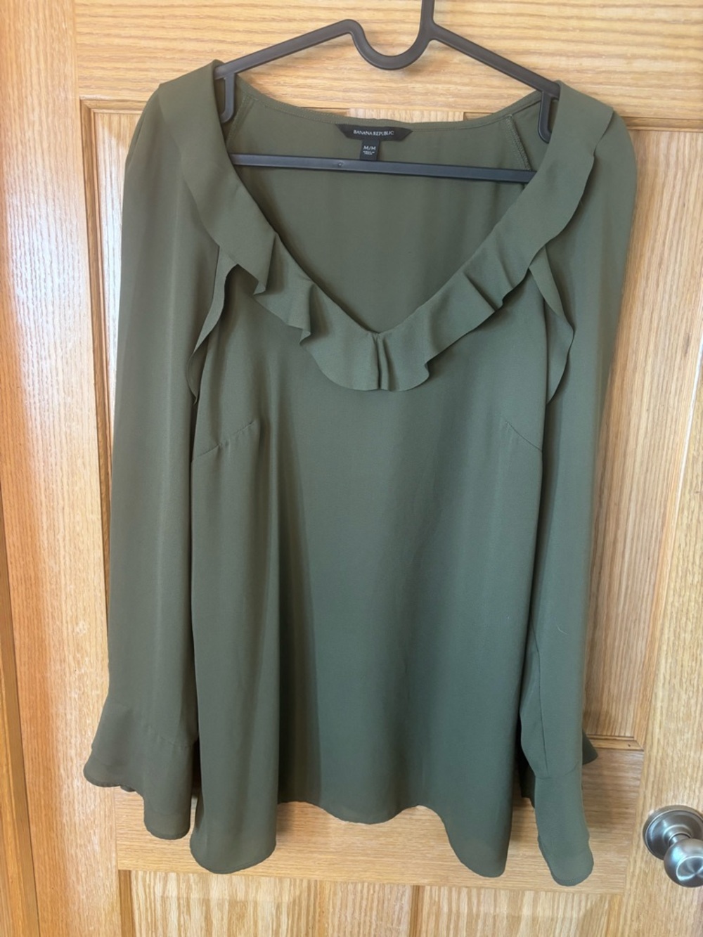 #55 Banana Republic Sheer Ruffled V neck Blouse 20.5” PTP